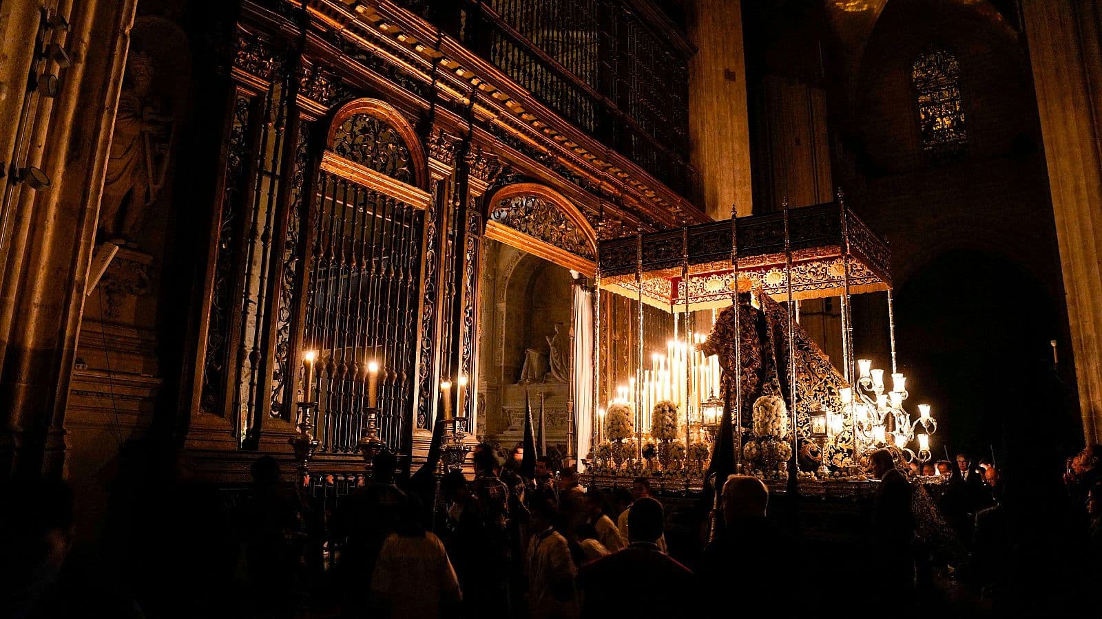 Sevilla vive una Madrugá de contrastes y devoción: imágenes de la noche más emblemática de su Semana Santa