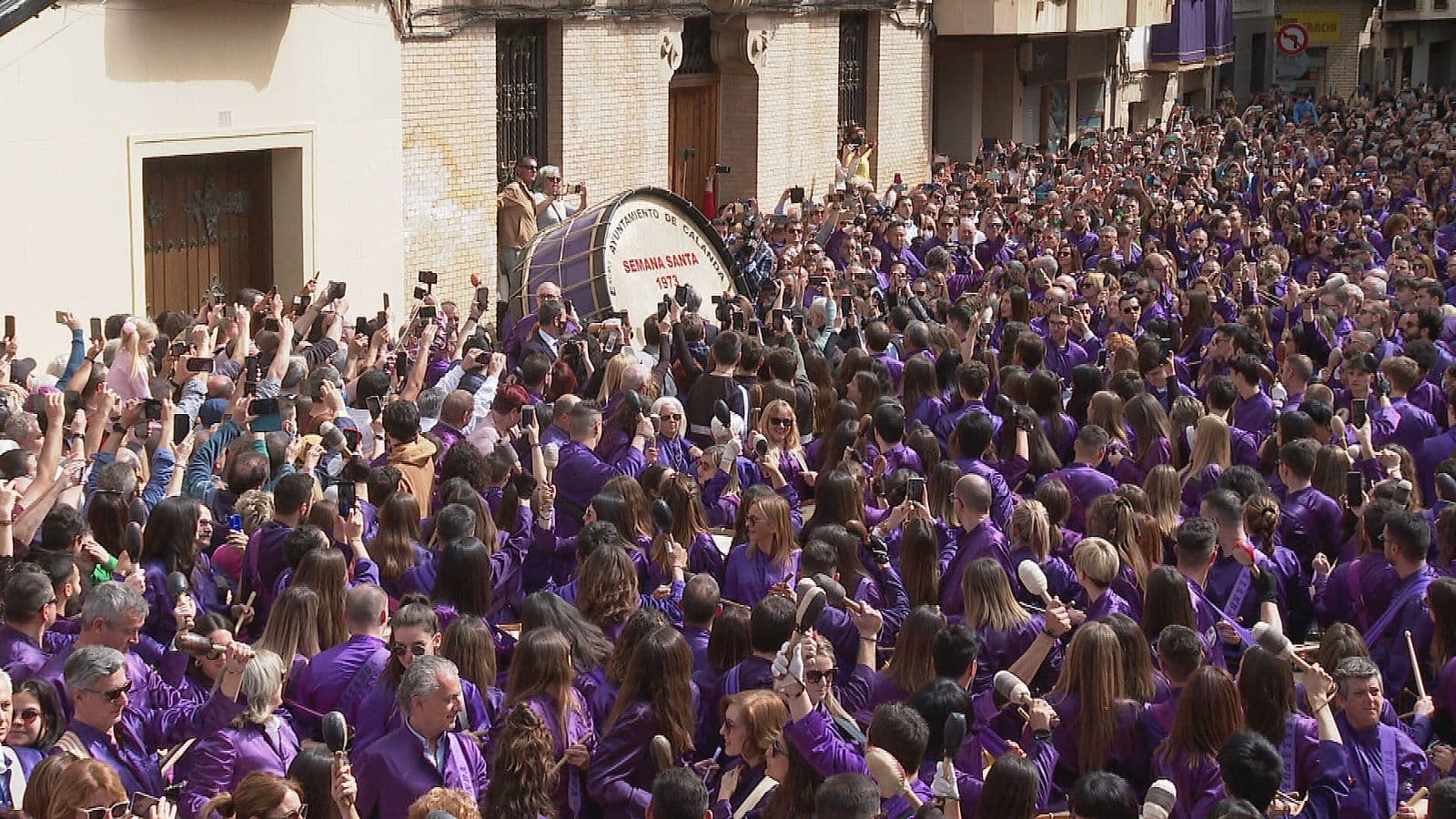 Rompida de la Hora de Calanda 2026: cientos de tambores y bombos rompen el silencio en Viernes Santo