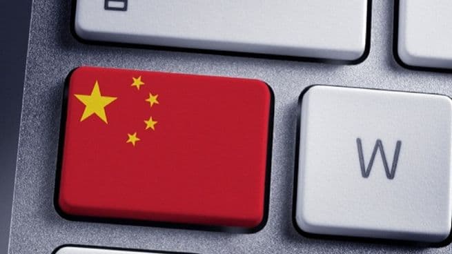 China avanza en la regulación de los "humanos digitales" y prohíbe servicios adictivos dirigidos a menores