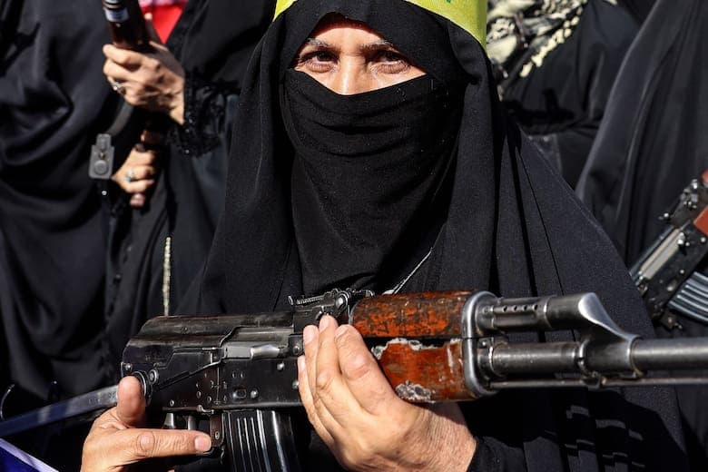 Una mujer iraní empuña un rifle durante un acto denominado “Chicas sacrificadas”, organizado para rendir homenaje a las mujeres muertas durante la guerra en Medio Oriente, en Teherán
- - AFP