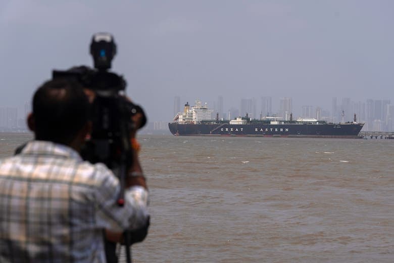 Un camarógrafo graba al petrolero con bandera india LPG Jag Vasant, que lleva gas licuado de petróleo, en el Puerto de Mumbai en Mumbai, India, tras pasar por el estrecho de Ormuz, el miércoles 1 de abril de 2026. (AP Foto/Rafiq Maqbool)
Rafiq Maqbool - AP