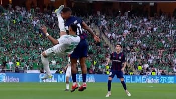 Intentó despejar la pelota de chilena, pero le dio una brutal patada en el rostro a un rival y lo dejó inconsciente