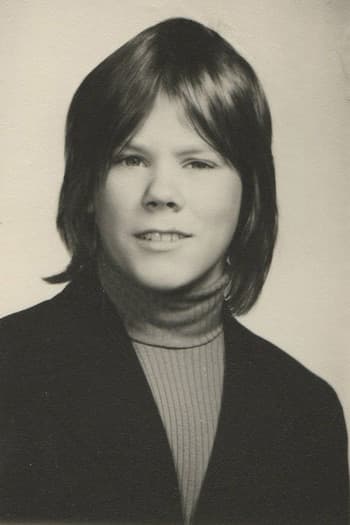 La foto acertijo: ¿Quién es este adolescente que se hizo famoso con un baile y reinventó su carrera con roles oscuros?