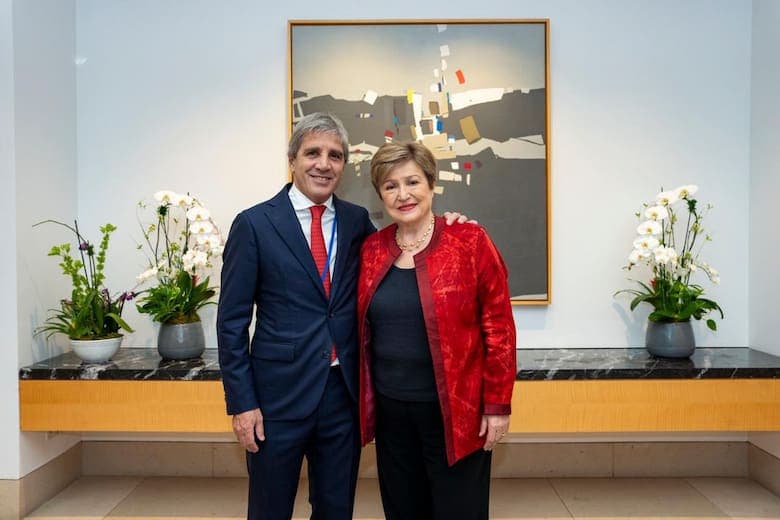El ministor Luis Caputo y Kristalina Georgieva, en la sede del FMI, en Washington.