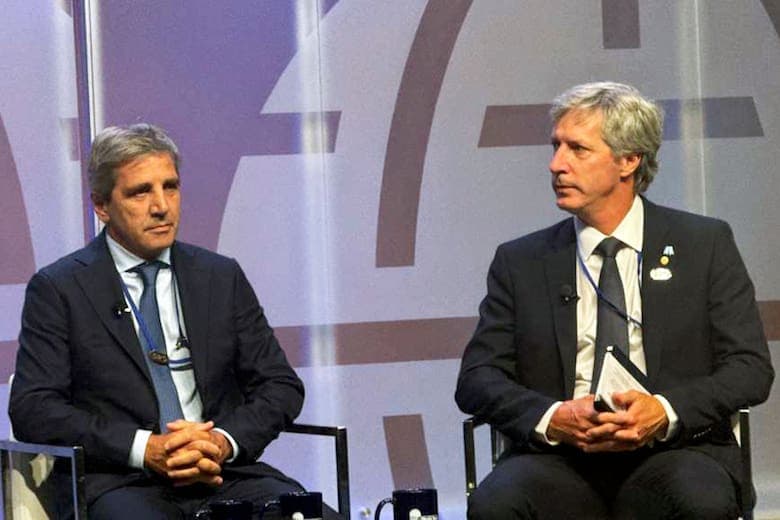 El ministro de Economía, Luis Caputo, y el presidente del BCRA, Santiago Bausili, en Washington.
Guillermo Idiart