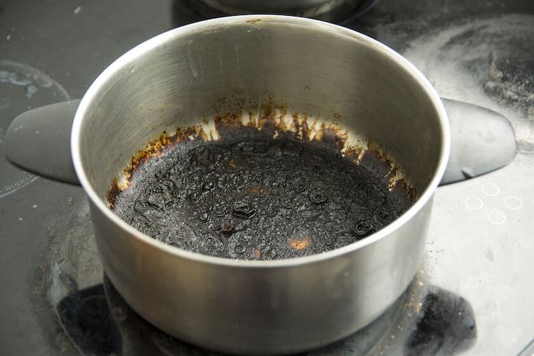 ¿Cómo limpiar una olla antiadherente quemada y sin rayarla?