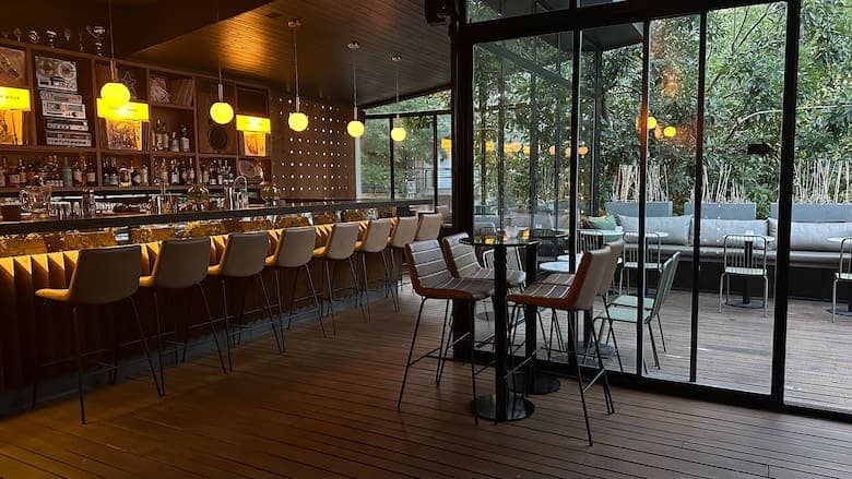 Otoño al aire libre: 12 terrazas, patios y jardines calefaccionados para comer “afuera” sin preocuparse por el frío