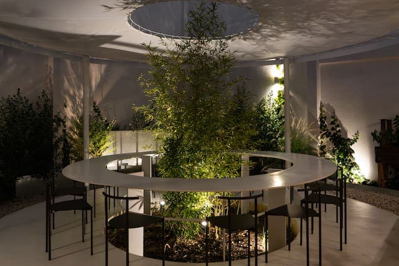 Terrazas otoñales: la barra circular del patio de Horta
sol bianchi