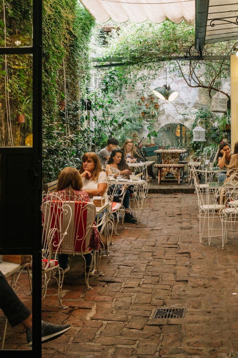 Terrazas otoñales: el patio de Malvón