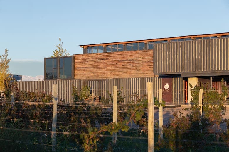 Techos viejos de madera, cabriadas de una antigua bodega de adobe, caños de perforaciones petroleras y contenedores marítimos fueron aprovechados para darle vida al esqueleto y la esencia del edificio
Luis Abba