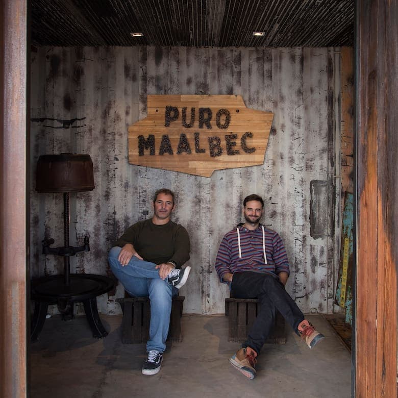 El empresario gastronómico Matías Fraga junto a su par y enólogo Alfredo Merlo celebraron su primera cosecha en 2010 con una microvinificación de seis barricas