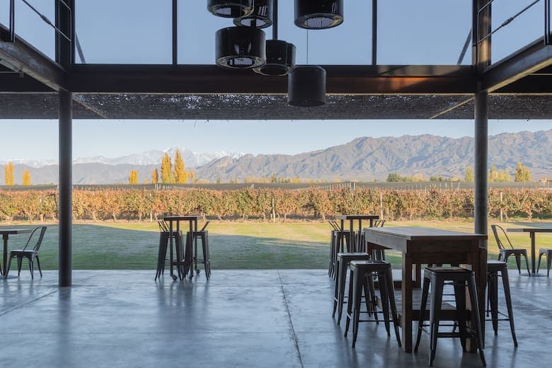 La obra cuenta con una nave principal, espacio de turismo, sala de degustación, área de eventos sociales al aire libre, parador, depósitos y oficinas
Luis Abba