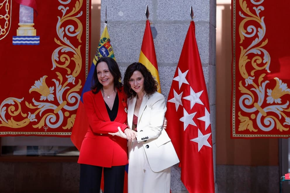 María Corina Machado recibe la medalla de Oro de Madrid en la Puerta del Sol ante miles de venezolanos en un evento masivo: “Hoy comienza el regreso a casa”