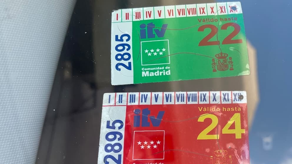 La multa a la que te puedes enfrentar por no poner la pegatina de la ITV aunque la hayas pasado